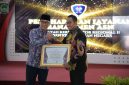 Bupati Sumenep, Achmad Fauzi Wongsojudo (kanan) saat menerima penghargaan dari BKN Atas diraihnya Layanan Penetapan NIP Terbaik (istimewa - garudajatim.com) 