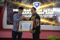 Bupati Sumenep, Achmad Fauzi Wongsojudo (kanan) saat menerima penghargaan dari BKN Atas diraihnya Layanan Penetapan NIP Terbaik (istimewa - garudajatim.com) 