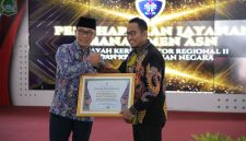 Bupati Sumenep, Achmad Fauzi Wongsojudo (kanan) saat menerima penghargaan dari BKN Atas diraihnya Layanan Penetapan NIP Terbaik (istimewa - garudajatim.com) 