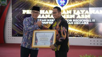 Bupati Sumenep, Achmad Fauzi Wongsojudo (kanan) saat menerima penghargaan dari BKN Atas diraihnya Layanan Penetapan NIP Terbaik (istimewa - garudajatim.com) 