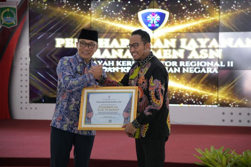 Bupati Sumenep, Achmad Fauzi Wongsojudo (kanan) saat menerima penghargaan dari BKN Atas diraihnya Layanan Penetapan NIP Terbaik (istimewa - garudajatim.com) 