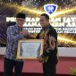 Bupati Sumenep, Achmad Fauzi Wongsojudo (kanan) saat menerima penghargaan dari BKN Atas diraihnya Layanan Penetapan NIP Terbaik (istimewa - garudajatim.com) 