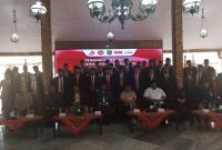 Bupati Sumenep saat foto bersama pengurus PKDI, dan DPRD setelah pengukuhan di pendopo agung kraton Sumenep (Za - garudajatim.com) 