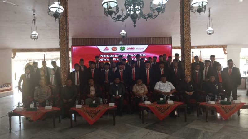 Bupati Sumenep saat foto bersama pengurus PKDI, dan DPRD setelah pengukuhan di pendopo agung kraton Sumenep (Za - garudajatim.com) 