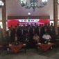 Bupati Sumenep saat foto bersama pengurus PKDI, dan DPRD setelah pengukuhan di pendopo agung kraton Sumenep (Za - garudajatim.com) 