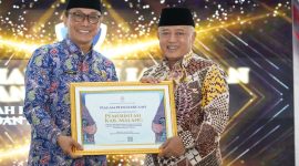 Bupati Malang HM Sanusi saat menerima penghargaan dari Kepala BKN RI (Istimewa - garudajatim.com) 