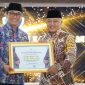 Bupati Malang HM Sanusi saat menerima penghargaan dari Kepala BKN RI (Istimewa - garudajatim.com) 
