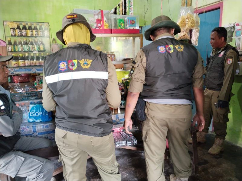 Satpol PP Jember bersama tima gabungan saat melakukan operasi rokok ilegal di sejumlah toko di Gumukmas dan Jombang (Istimewa - garudajatim.com) 