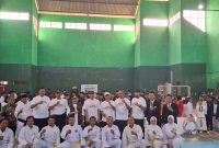 Wakil Bupati Sumenep, Imam Hasim, saat foto bersama panitia pencak silat kejuaraan Bupati Sumenep Cup 4 (Izza - garudajatim.com) 