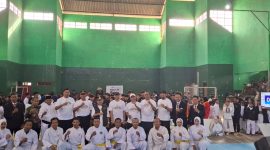 Wakil Bupati Sumenep, Imam Hasim, saat foto bersama panitia pencak silat kejuaraan Bupati Sumenep Cup 4 (Izza - garudajatim.com) 