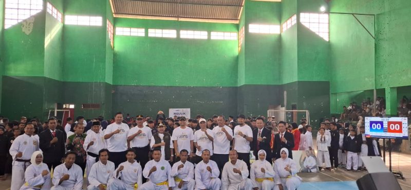 Wakil Bupati Sumenep, Imam Hasim, saat foto bersama panitia pencak silat kejuaraan Bupati Sumenep Cup 4 (Izza - garudajatim.com) 