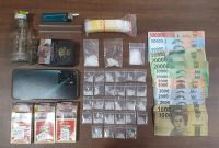 Barang bukti pengamanan 31 poket sabu dengan total berat 12,01 di polres Sumenep (Za - garudajatim.com) 