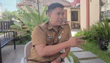 Kepala Dinas Ketenagakerjaan Kabupaten Sumenep, Heru Susanto, saat ditemui di halaman kantornya (Za - garudajatim.com) 