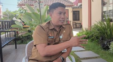 Kepala Dinas Ketenagakerjaan Kabupaten Sumenep, Heru Susanto, saat ditemui di halaman kantornya (Za - garudajatim.com) 