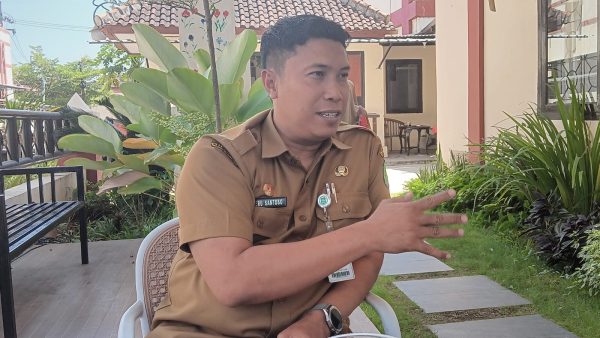 Kepala Dinas Ketenagakerjaan Kabupaten Sumenep, Heru Susanto, saat ditemui di halaman kantornya (Za - garudajatim.com) 