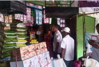 Kepala Bagian Perekonomian dan SDA Setda Sumenep, Dadang Dedi Iskandar bersama seluruh tim saat mendatangi Pasar Anom Sumenep (istimewa - garudajatim.com) 