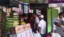 Kepala Bagian Perekonomian dan SDA Setda Sumenep, Dadang Dedi Iskandar bersama seluruh tim saat mendatangi Pasar Anom Sumenep (istimewa - garudajatim.com) 