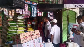 Kepala Bagian Perekonomian dan SDA Setda Sumenep, Dadang Dedi Iskandar bersama seluruh tim saat mendatangi Pasar Anom Sumenep (istimewa - garudajatim.com) 