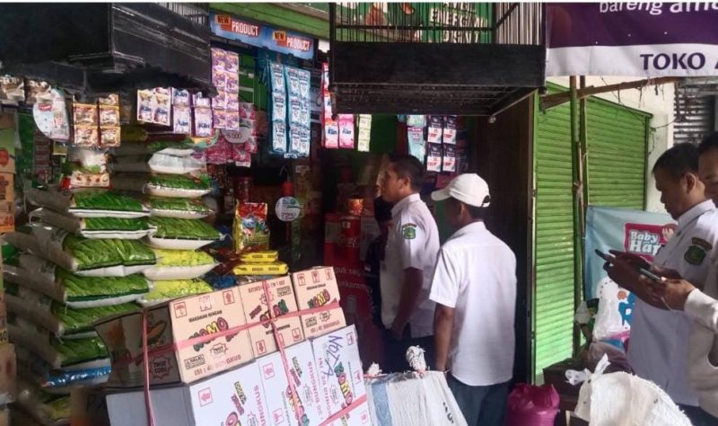 Kepala Bagian Perekonomian dan SDA Setda Sumenep, Dadang Dedi Iskandar bersama seluruh tim saat mendatangi Pasar Anom Sumenep (istimewa - garudajatim.com) 