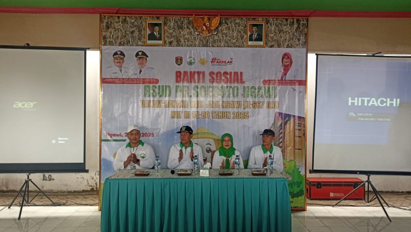 Wakil Bupati Ngawi, Dwi Rianto Jatmiko, bersama Direktur RSUD, dr Indah Pitarti, dan Camat Pitu, Peggy Yudo Subekti, saat menghadiri acara Khitan massal dan bakti sosial (Istimewa - garudajatim.com) 