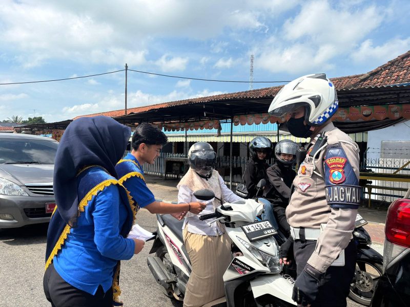 Polres Sumenep saat melakukan tilangan di Operasi Patuh Semeru (Za - garudajatim.com)