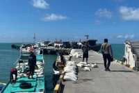 Proses evakuasi kapal pengangkut beras bantuan pangan dari Bulog yang kandas di perairan Pulau Sarok, Raas, Sumenep (Za - garudajatim.com) 