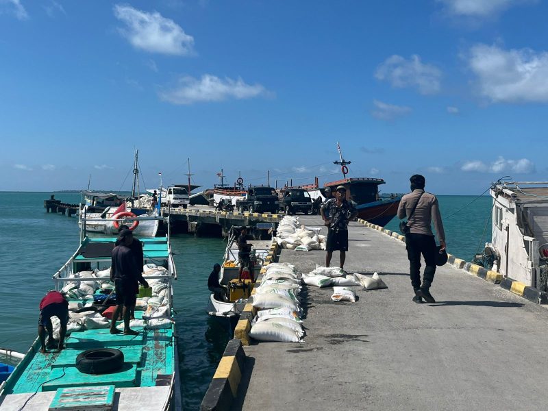 Proses evakuasi kapal pengangkut beras bantuan pangan dari Bulog yang kandas di perairan Pulau Sarok, Raas, Sumenep (Za - garudajatim.com) 