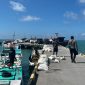 Proses evakuasi kapal pengangkut beras bantuan pangan dari Bulog yang kandas di perairan Pulau Sarok, Raas, Sumenep (Za - garudajatim.com) 