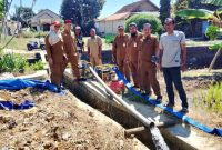 Kepala DKPP Sumenep, Chainur Rasyid, saat memantau lahan pertanian di Desa Pangarangan, dan di Desa Kacongan (Za - garudajatim.com) 