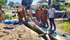 Kepala DKPP Sumenep, Chainur Rasyid, saat memantau lahan pertanian di Desa Pangarangan, dan di Desa Kacongan (Za - garudajatim.com) 