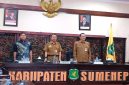 Kepala DPMPTSP Sumenep, Abd Rahman Riadi (kanan) bersama Sekretaris Daerah Kabupaten Sumenep, Edy Rasiyadi, (tengah) saat acara sosialisasi terkait perizinan berusaha (istimewa-garudajatim.com) 
