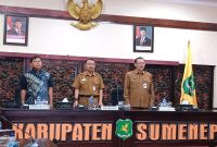 Kepala DPMPTSP Sumenep, Abd Rahman Riadi (kanan) bersama Sekretaris Daerah Kabupaten Sumenep, Edy Rasiyadi, (tengah) saat acara sosialisasi terkait perizinan berusaha (istimewa-garudajatim.com) 