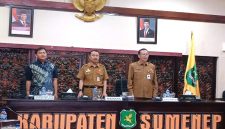 Kepala DPMPTSP Sumenep, Abd Rahman Riadi (kanan) bersama Sekretaris Daerah Kabupaten Sumenep, Edy Rasiyadi, (tengah) saat acara sosialisasi terkait perizinan berusaha (istimewa-garudajatim.com) 