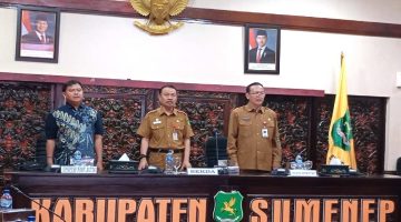 Kepala DPMPTSP Sumenep, Abd Rahman Riadi (kanan) bersama Sekretaris Daerah Kabupaten Sumenep, Edy Rasiyadi, (tengah) saat acara sosialisasi terkait perizinan berusaha (istimewa-garudajatim.com) 
