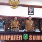 Kepala DPMPTSP Sumenep, Abd Rahman Riadi (kanan) bersama Sekretaris Daerah Kabupaten Sumenep, Edy Rasiyadi, (tengah) saat acara sosialisasi terkait perizinan berusaha (istimewa-garudajatim.com) 