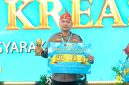 Kapolres Sumenep, AKBP Rivanda, S.I.K saat menerima penghargaan sebagai Juara II dalam ajang Manajemen Media kategori tingkat Polres (Istimewa - garudajatim.com) 