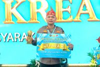 Kapolres Sumenep, AKBP Rivanda, S.I.K saat menerima penghargaan sebagai Juara II dalam ajang Manajemen Media kategori tingkat Polres (Istimewa - garudajatim.com) 