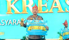 Kapolres Sumenep, AKBP Rivanda, S.I.K saat menerima penghargaan sebagai Juara II dalam ajang Manajemen Media kategori tingkat Polres (Istimewa - garudajatim.com) 