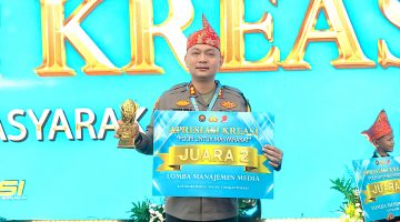 Kapolres Sumenep, AKBP Rivanda, S.I.K saat menerima penghargaan sebagai Juara II dalam ajang Manajemen Media kategori tingkat Polres (Istimewa - garudajatim.com) 