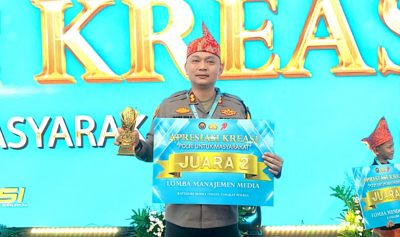 Kapolres Sumenep, AKBP Rivanda, S.I.K saat menerima penghargaan sebagai Juara II dalam ajang Manajemen Media kategori tingkat Polres (Istimewa - garudajatim.com) 