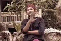 Pengacara Sumenep yang dikenal si Raja Hantu di akun tiktoknya, saat menyampaikan aspirasinya dengan menggunakan blangkon (Za - garudajatim.com) 