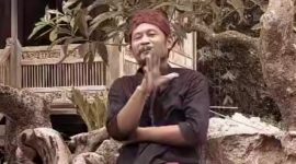 Pengacara Sumenep yang dikenal si Raja Hantu di akun tiktoknya, saat menyampaikan aspirasinya dengan menggunakan blangkon (Za - garudajatim.com) 