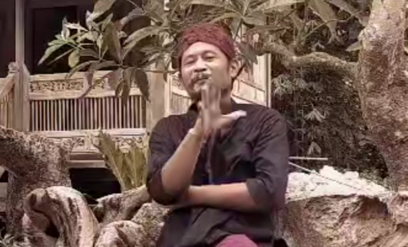 Pengacara Sumenep yang dikenal si Raja Hantu di akun tiktoknya, saat menyampaikan aspirasinya dengan menggunakan blangkon (Za - garudajatim.com) 