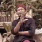 Pengacara Sumenep yang dikenal si Raja Hantu di akun tiktoknya, saat menyampaikan aspirasinya dengan menggunakan blangkon (Za - garudajatim.com) 