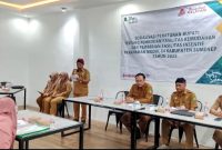 Kepala DPMPTSP Sumenep, Abd Rahman Riadi bersama stafnya saat acara sosialisasi Perbub (Za - garudajatim.com) 