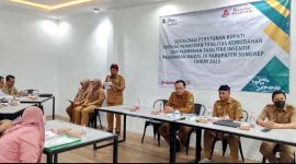 Kepala DPMPTSP Sumenep, Abd Rahman Riadi bersama stafnya saat acara sosialisasi Perbub (Za - garudajatim.com) 