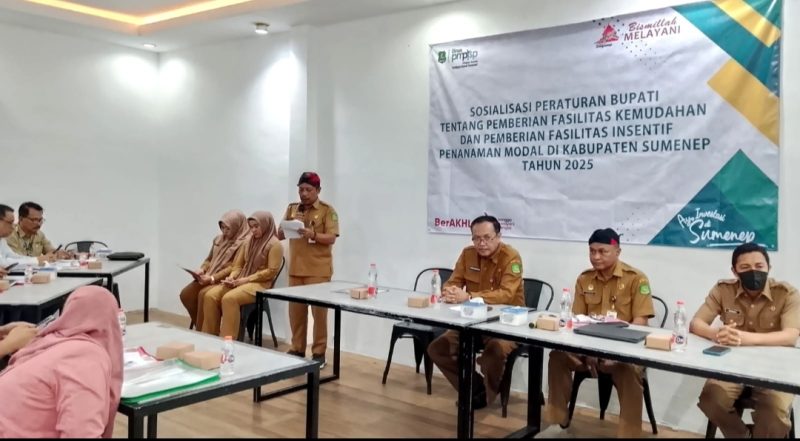 Kepala DPMPTSP Sumenep, Abd Rahman Riadi bersama stafnya saat acara sosialisasi Perbub (Za - garudajatim.com) 