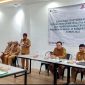Kepala DPMPTSP Sumenep, Abd Rahman Riadi bersama stafnya saat acara sosialisasi Perbub (Za - garudajatim.com) 