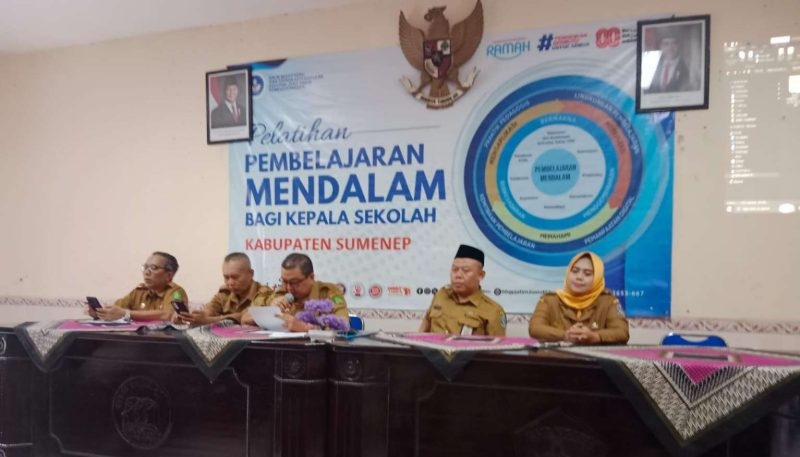 GTK Disdik Sumenep saat melaksanakan pelatihan di SMP Negeri 3 (Za - garudajatim.com) 