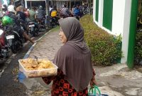 Masyarakat Kabupaten Jember saat menjual gorengan saat antrean panjang di SPBU (Istimewa - garudajatim.com) 